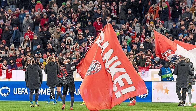 Das Highlight des Jahres - sportlich und auch in Zahlen: Mit dem 3:1 gegen den FC Barcelona haben die Bayern-Frauen ein Zeichen gesetzt - genauso wie die 24 000 Zuschauer auf den Rängen in der Allianz Arena. Das Highlight des Jahres - sportlich und auch in Zahlen: Mit dem 3:1 gegen den FC Barcelona haben die Bayern-Frauen ein Zeichen gesetzt - genauso wie die 24 000 Zuschauer auf den Rängen in der Allianz Arena.
