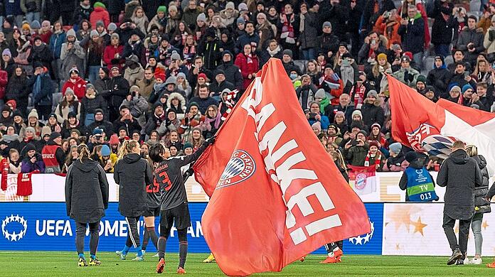 Das Highlight des Jahres - sportlich und auch in Zahlen: Mit dem 3:1 gegen den FC Barcelona haben die Bayern-Frauen ein Zeichen gesetzt - genauso wie die 24 000 Zuschauer auf den Rängen in der Allianz Arena.