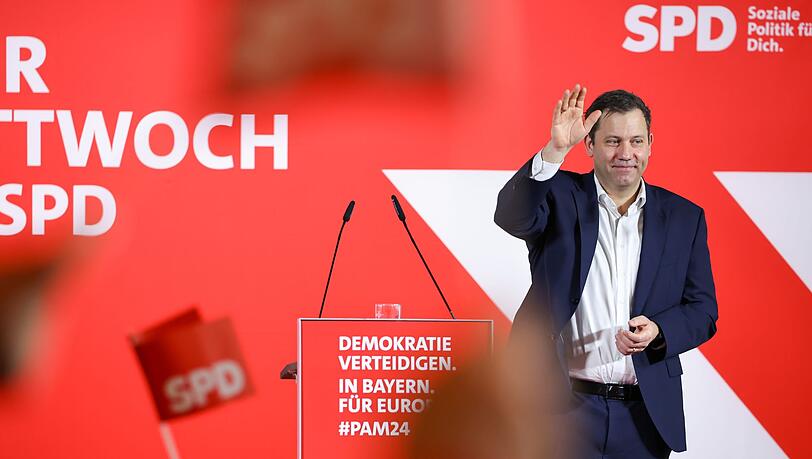 Lars Klingbeil, SPD-Bundesvorsitzender, bedankt sich nach seiner Rede.