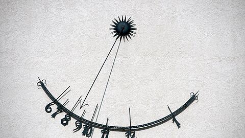 Sonnenuhr und Armbanduhr zeigen nicht exakt dieselbe Zeit. (Archivbild)