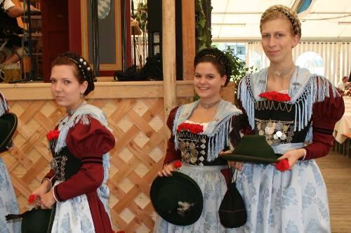 Veronika Neumüller (mitte) und ihre Freundinnen freuen sich auf jedes Trachtenvereins-Treffen.