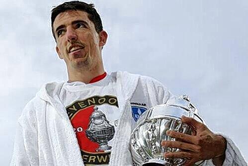 Pokale hat er schon viele gesammelt, der Roy Makaay. Jetzt will er dem Club im Abstiegskampf helfen.