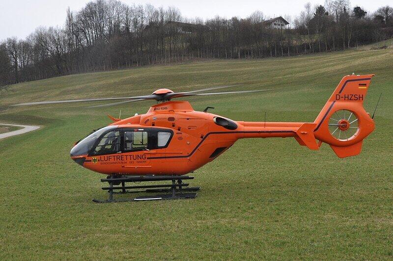 Die Bilder vom tragischen Unfall im Landkreis Mühldorf. Das 7-jährige Mädchen wurde von dem VW angefahren. Ein Rettungshubschrauber brachte die Schülerin ins Krankenhaus.