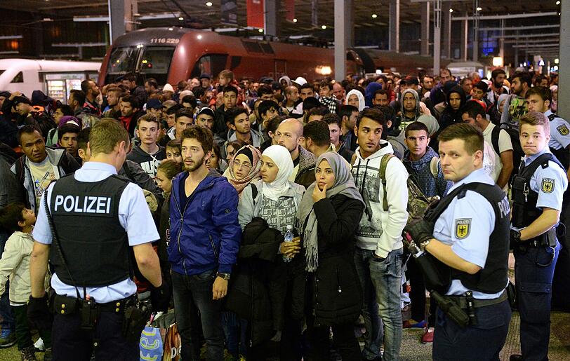Am Samstag sind bis 10:30 Uhr 3600 Flüchtlinge am Hauptbahnhof angekommen. Die Bilder!