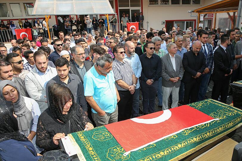 In der Trauer vereint: Die türkisch-islamische Gemeinde hat der Opfer des OEZ-Amokläufers gedacht - die Bilder.
