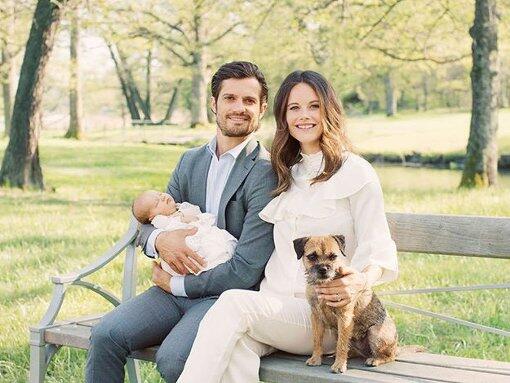 Prinz Carl Philip mit Prinz Alexander im Arm und Ehefrau, Prinzessin Sofia.
