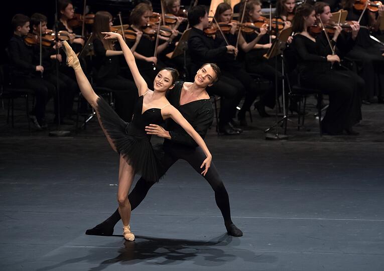 Das Bayerisches Junior Ballett München tanzt beim Staatsakt "100 Jahre Freistaat Bayern".