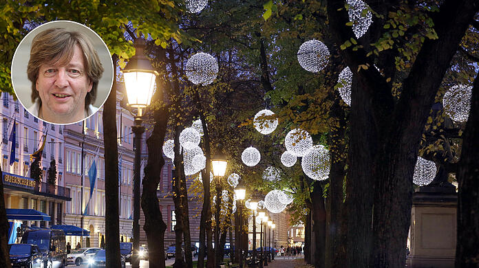 Riesige "Schneekugeln" hängen in den noch herbstlichen Bäumen am Promenadeplatz. Aber der Schnee kommt schon noch ...