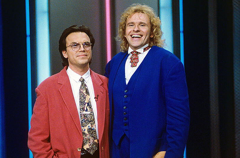 Wolfgang Lippert (l.) übernahm "Wetten, dass...?" für ein Jahr und lediglich neun Sendungen, bis 1993 Gottschalk zurückkehrte und das Steuer wieder übernahm.
