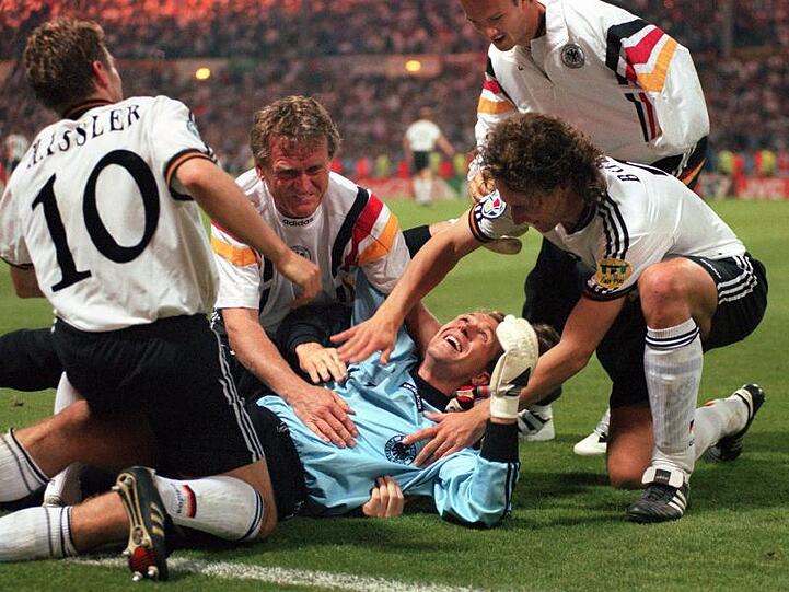 DFB-Torwart Andreas Köpke wird nach dem Sieg im Elfmeterschießen beim EM-Halbfinalspiel 1996 gegen England gefeiert.