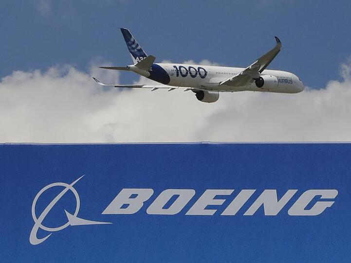 Ein Airbus vom Typ A350 - 1000 hebt bei einer Messe in Paris über einem Boeing-Schriftzug ab.