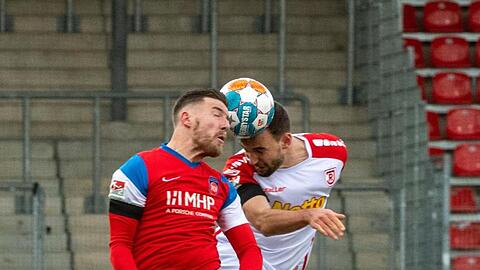 Heidenheims Christian Kühlwetter (l) und Regensburgs Benedikt Gimber sind im Kopfballduell.
