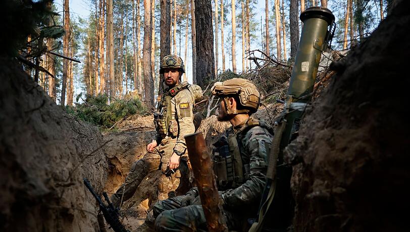 Ukrainische Soldaten ruhen sich in einem Graben an der Frontlinie in der Nähe von Kreminna aus.