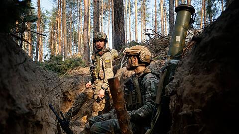 Ukrainische Soldaten ruhen sich in einem Graben an der Frontlinie in der Nähe von Kreminna aus.