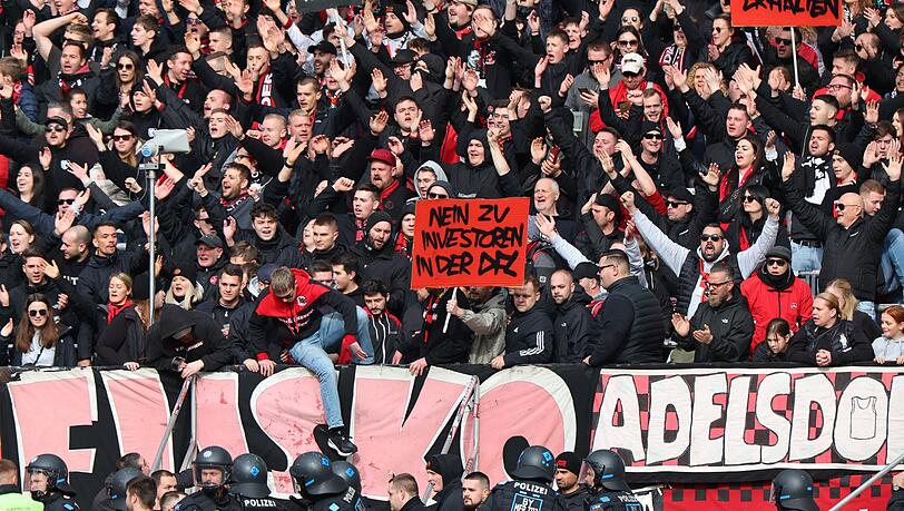 Nürnberger Fans protestieren mit einem Banner am Spielfeldrand gegen Investoren in der DFL. Nürnberger Fans protestieren mit einem Banner am Spielfeldrand gegen Investoren in der DFL.