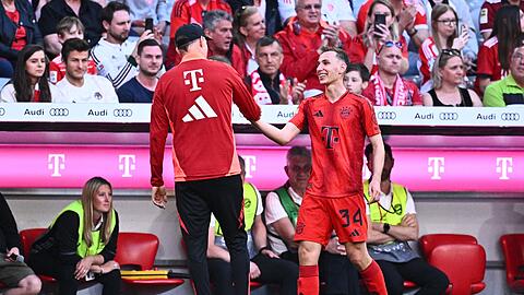 Münchens Lovro Zvonarek klatscht mit Trainer Thomas Tuchel ab.