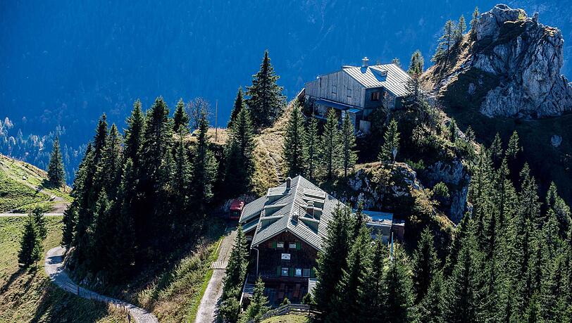 Laut Polizei war der Wanderer nahe dem August-Schuster-Haus in Unterammergau unterwegs, als er schwer stürzte. (Archivbild) Laut Polizei war der Wanderer nahe dem August-Schuster-Haus in Unterammergau unterwegs, als er schwer stürzte. (Archivbild)