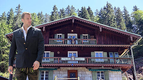 Manuel Neuer vor dem Forsthaus Valepp (Montage).