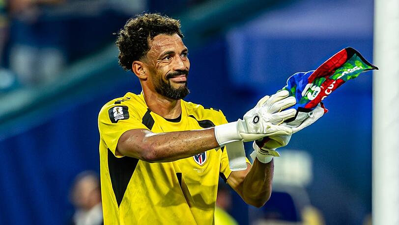 Vozinha trug auch im zweiten WM-Spiel gegen Uruguay dazu bei, dass Kap Verde ein Unentschieden ablieferte. Vozinha trug auch im zweiten WM-Spiel gegen Uruguay dazu bei, dass Kap Verde ein Unentschieden ablieferte.