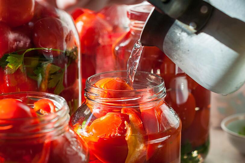 Haben Sie die Gläser mit Gemüse befüllt, gießen Sie mit abgekochtem Wasser auf. Bei Früchten wird dafür in der Regel Zuckerwasser verwendet. Schütten Sie keine kalten Inhalte in heiße Gläser oder umgekehrt. Sind die Temperaturunterschiede zwischen Behälter und Füllung zu groß, kann es passieren, dass das Glas reißt. Haben Sie die Gläser mit Gemüse befüllt, gießen Sie mit abgekochtem Wasser auf. Bei Früchten wird dafür in der Regel Zuckerwasser verwendet. Schütten Sie keine kalten Inhalte in heiße Gläser oder umgekehrt. Sind die Temperaturunterschiede zwischen Behälter und Füllung zu groß, kann es passieren, dass das Glas reißt.