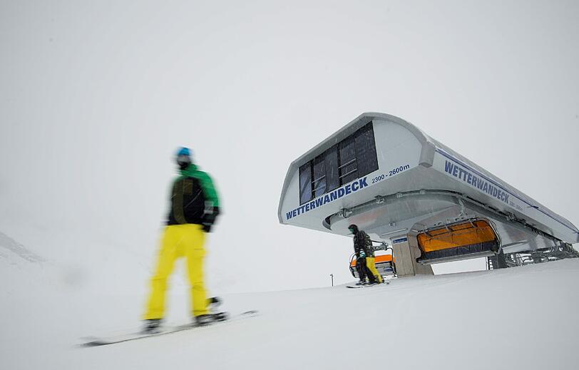 Endlich hat das Warten ein Ende: Die Ski-Saison in Bayern hat begonnen. Schon am ersten Wochenende tummelten sich rund 1.000 Wintersport-Fans allein auf der Zugspitze. Die Bilder.
