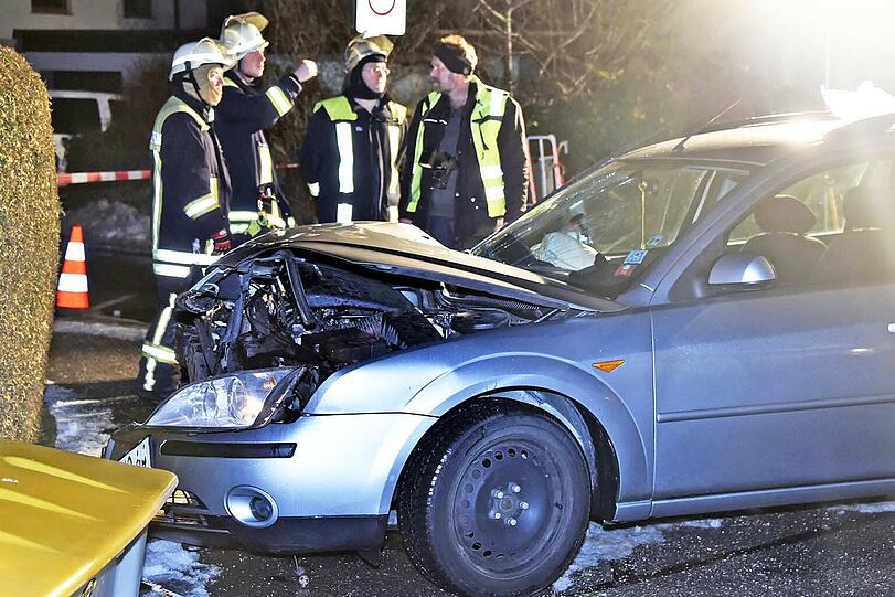 Unschöne Szenen spielten sich bei einem Unfall in Poing ab: Einer Frau wurden die Beine komplett zertrümmert.