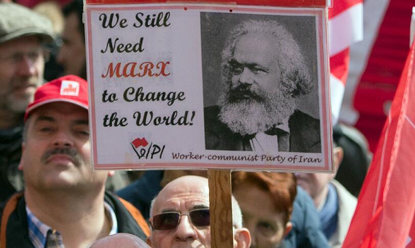 Dieser Demonstrant fordert einen Karl Marx, um die Welt zu ändern.