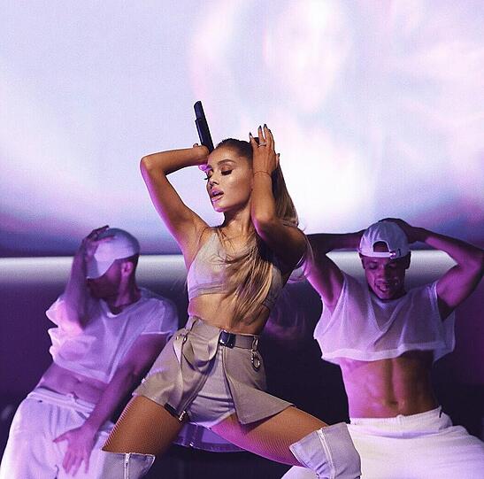 Mit ihrer &bdquo;Dangerous Woman Tour&ldquo; ist US-Sängerin Ariana Grande gerade in Fernost unterwegs. Der Beweis? &bdquo;Thailand, I&rsquo;m in love with you. Thank you so much, Bangkok!&ldquo; Was beweist, dass eben doch nicht alle Stars faul am Strand liegen, sondern tatsächlich arbeiten. Demnächst geht&rsquo;s für Ariana auf die Philippinen, nach Taiwan, China, Vietnam. . .