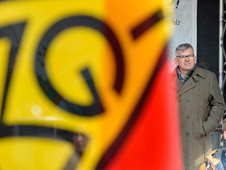 IG-Metall-Chef Jörg Hofmann kritisiert die Industrie: "Wenn sich die Unternehmen weiterhin so defensiv verhalten, spielen sie Roulette mit der Zukunft der Beschäftigten."