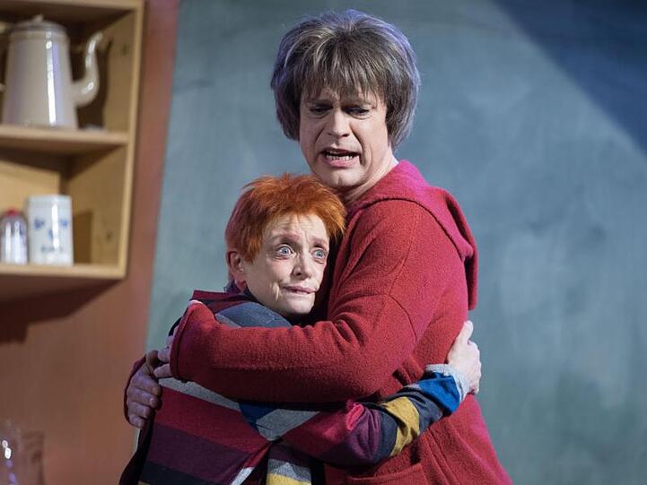 Katharina Thalbach (l) und Pierre Besson in "Hase Hase" in der Komödie am Kurfürstendamm im Schiller Theater.