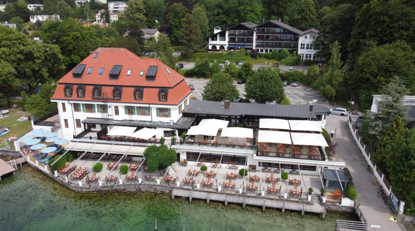 Das Strandhotel mit seiner großen Terrasse.