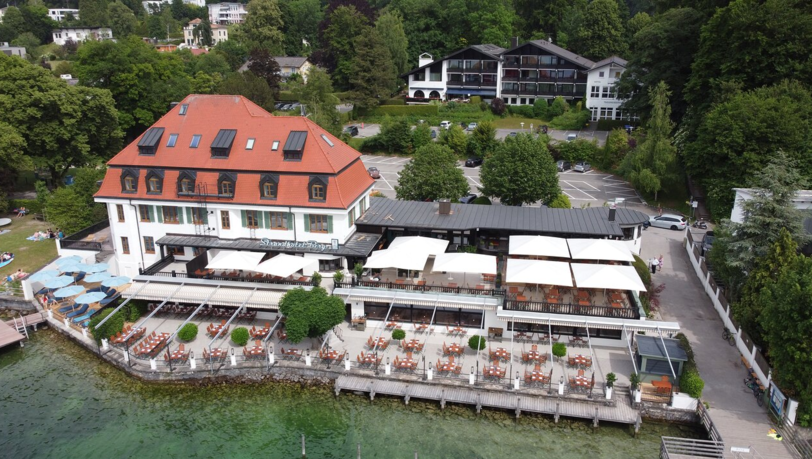 Das Strandhotel mit seiner großen Terrasse.