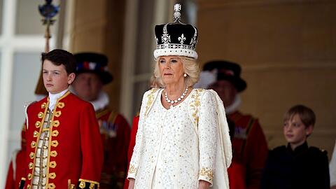Nun offiziell britische Königin: Camilla trägt die Krone von Queen Mary.