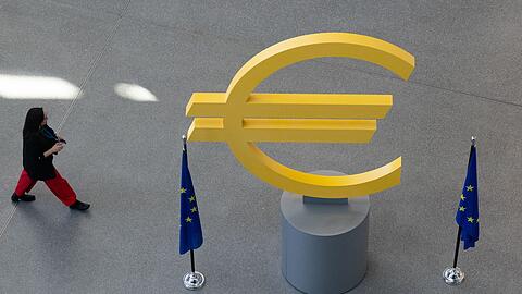 Oberstes Ziel der EZB ist es, f&uuml;r einen stabilen Euro zu sorgen. Hohe Inflationsraten mindern die Kaufkraft von Verbrauchern.