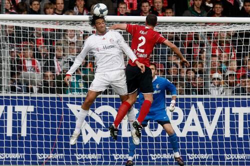Da ist er wieder: Luca Toni, hier im Kopfballduell mit Pavel Krmas, gab in Freiburg sein Bundesliga-Comeback nach fast fünf Monaten.