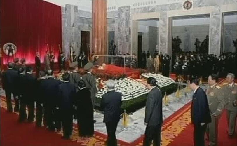 Der Leichnam des verstorbenen nordkoreanisch Diktator Kim Jong Il wurde am Dienstag in einem Glasarg öffentlich aufgebahrt.  Die Bilder von der Trauerfeier!