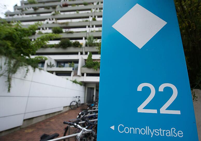 Ermittler des Staatsschutzes und der Polizei tragen am 25.06.2013 aus einem Haus im Olympiadorf im Norden von München (Bayern) Kartons mit Beweismaterial. In den frühen Morgenstunden wurde eine Wohnung in dem Objekte von Spezialeinsatzkommandos gestürmt und durchsucht. Technisches Gerät und Unterlagen seien nach Angaben der Bundesanwaltschaft sichergestellt worden.
