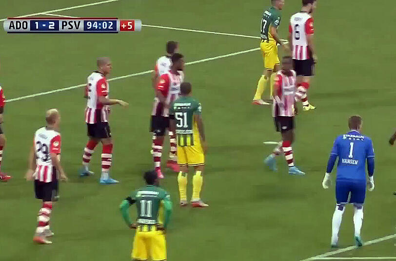 Torwart Martin Hansen Sekunden vor dem Treffer seines Lebens.