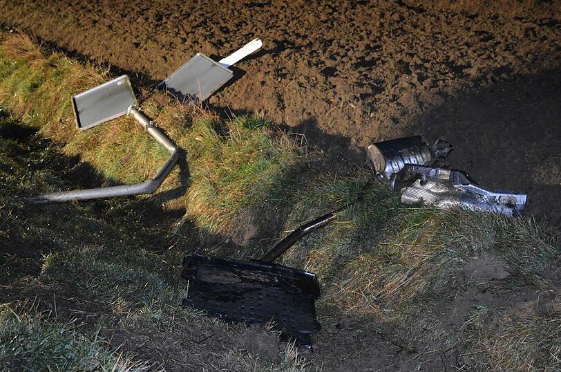 Als Polizei und Feuerwehr am Unfallort ankamen, war vom Fahrer keine Spur. Die Bilder vom Einsatz.