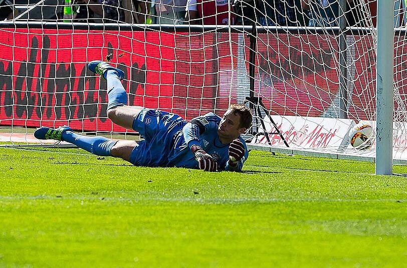 Manuel Neuer, Note 3:Wie die gesamte Bayern-Verteidigung zu Beginn etwas unkonzentriert. Rettete dann aber stark gegen Leckie (34.). Beim Elfer-Gegentor in die falsche Ecke geschickt. Das hatte Neuer am Dienstag gegen Torres besser gemacht.