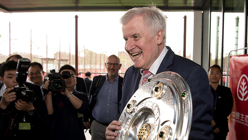 Horst Seehofer lässt es sich nicht nehmen, mit der Meisterschale zu posieren &ndash; auch wenn diese freilich nur ein Duplikat ist.
