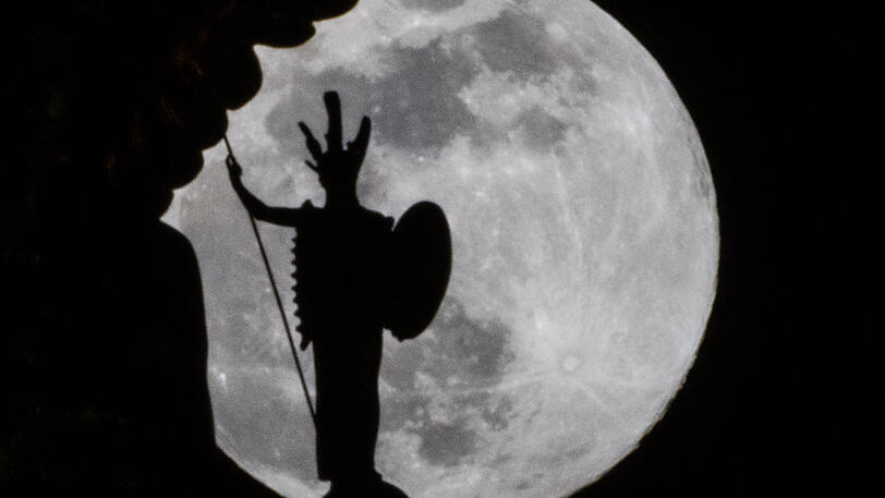 Schön, aber ein bisserl gruselig: Der Vollmond steht hinter der kleinen Figur, die der Friedensengel in seiner Hand hält.
