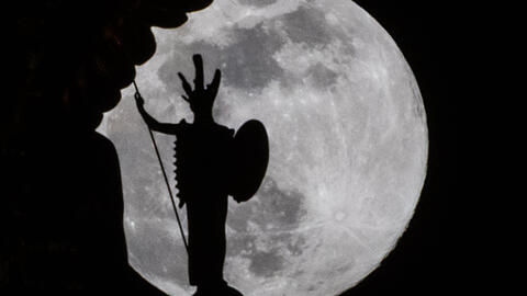 Schön, aber ein bisserl gruselig: Der Vollmond steht hinter der kleinen Figur, die der Friedensengel in seiner Hand hält.