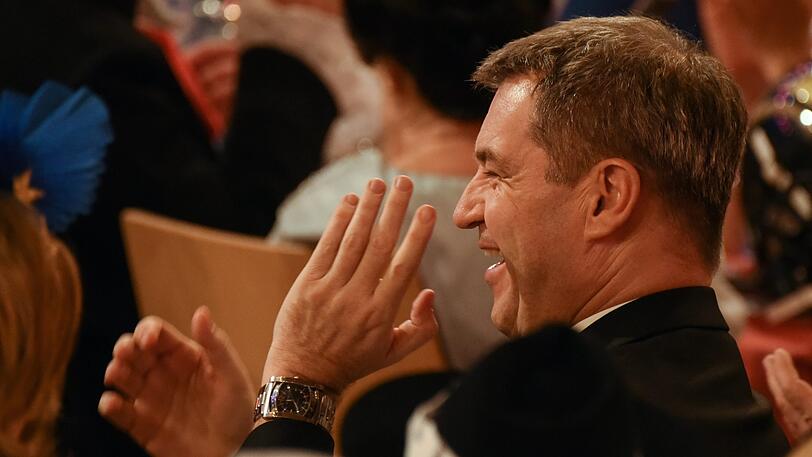 Der bayerische Ministerpräsident Markus Söder (CSU) amüsiert sich während der Fernseh-Prunksitzung "Fastnacht in Franken".