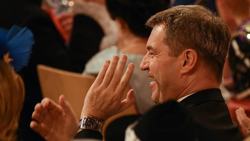 Der bayerische Ministerpräsident Markus Söder (CSU) amüsiert sich während der Fernseh-Prunksitzung "Fastnacht in Franken". Der bayerische Ministerpräsident Markus Söder (CSU) amüsiert sich während der Fernseh-Prunksitzung "Fastnacht in Franken".