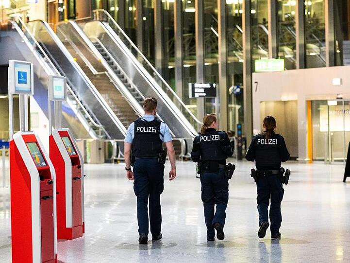 Drei Polizisten gehen durch das Terminal 1 am Frankfurter Flughafen. Bundesinnenminister Seehofer hat ein faktisches Einreiseverbot für Nicht-EU-Bürger angeordnet.