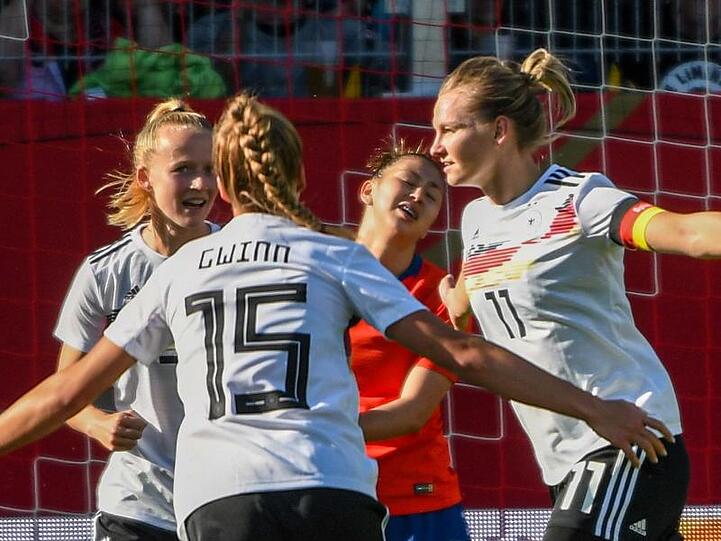 Alexandra Popp (r) jubelt mit ihren Teamkolleginnen Lea Schüller (l) und Giulia Gwinn (2.v.l.) nach ihrem 1:0 gegen Chile. Foto: Armin Weigel