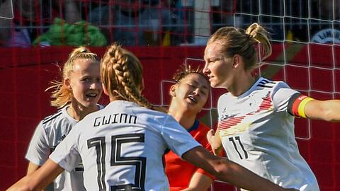 Alexandra Popp (r) jubelt mit ihren Teamkolleginnen Lea Schüller (l) und Giulia Gwinn (2.v.l.) nach ihrem 1:0 gegen Chile. Foto: Armin Weigel