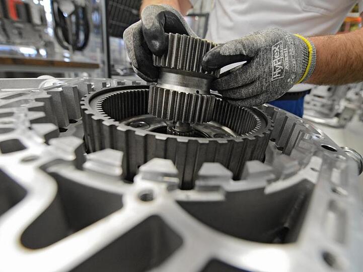 Getriebe-Produktion: Die Stimmung in der deutschen Wirtschaft hellt sich auf.