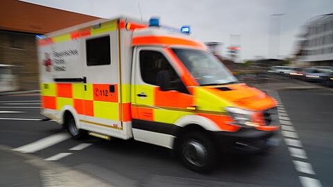 Die schwer verletzte Schülerin wurde per Rettungswagen in ein Krankenhaus gebracht. (Symbolbild)
